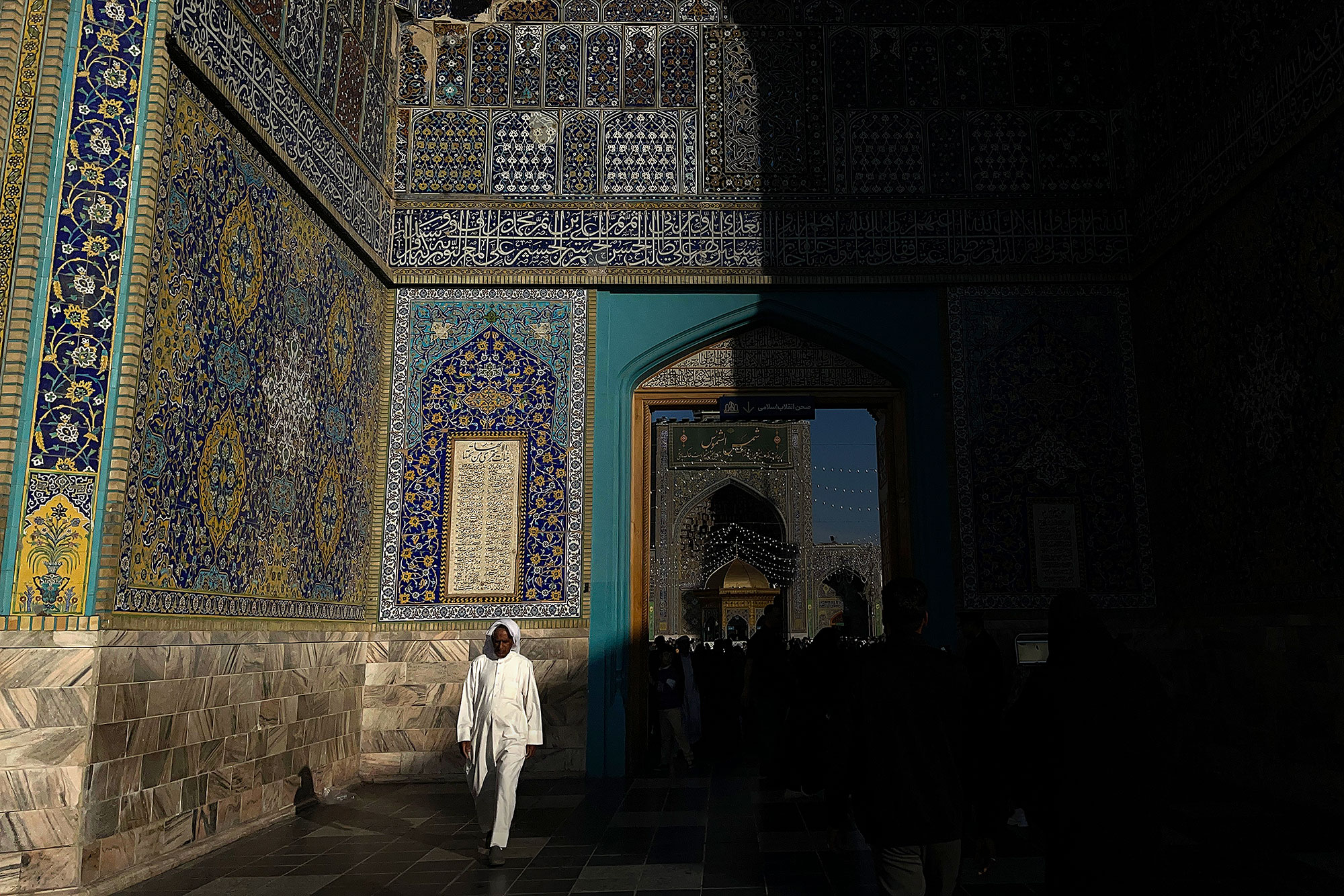 نور باشد سایه ای در پای دیوار شما