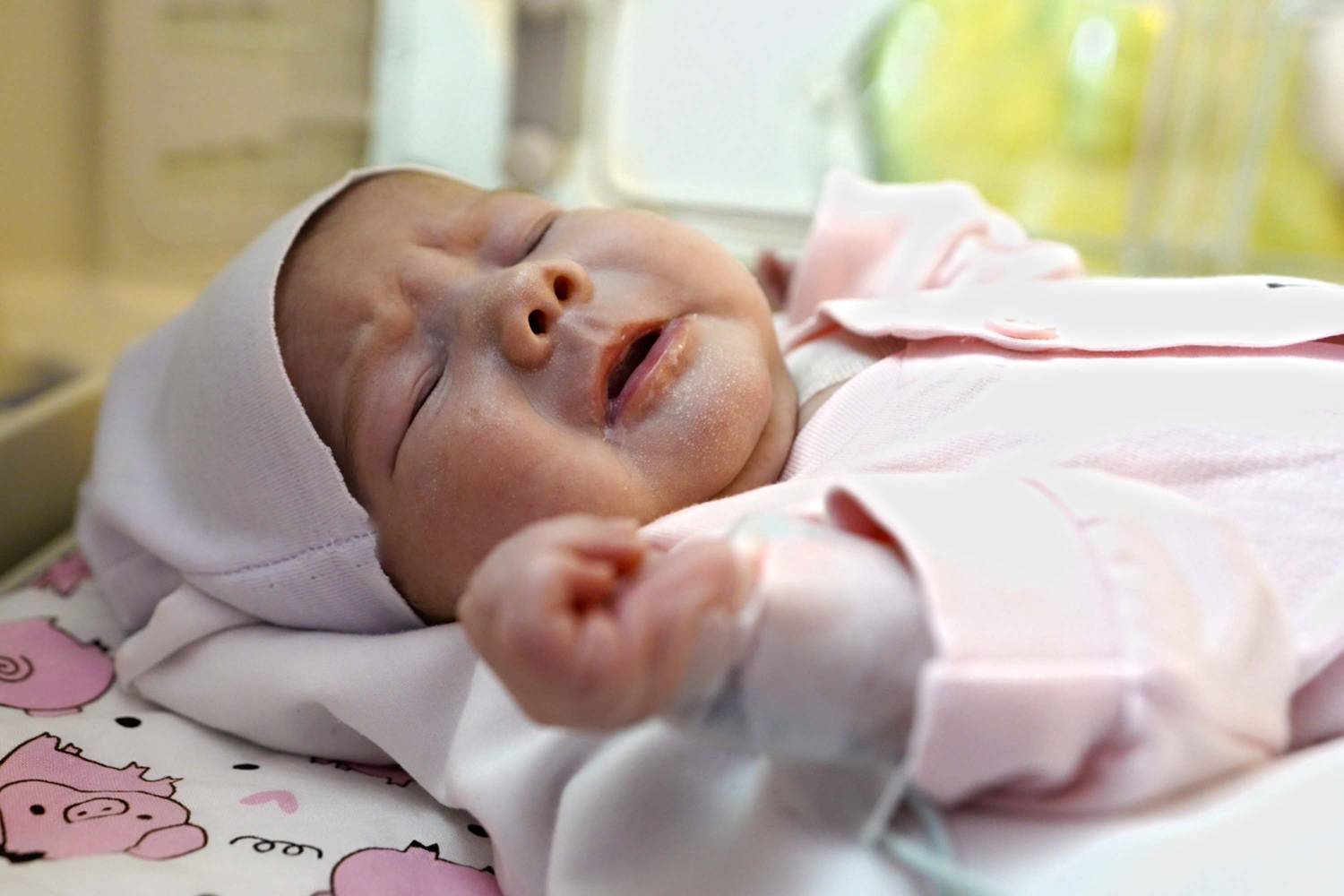 نجات نوزاد 12 روزه ترکمنستانی با انجام عمل پیچیده قلبی در بیمارستان رضوی