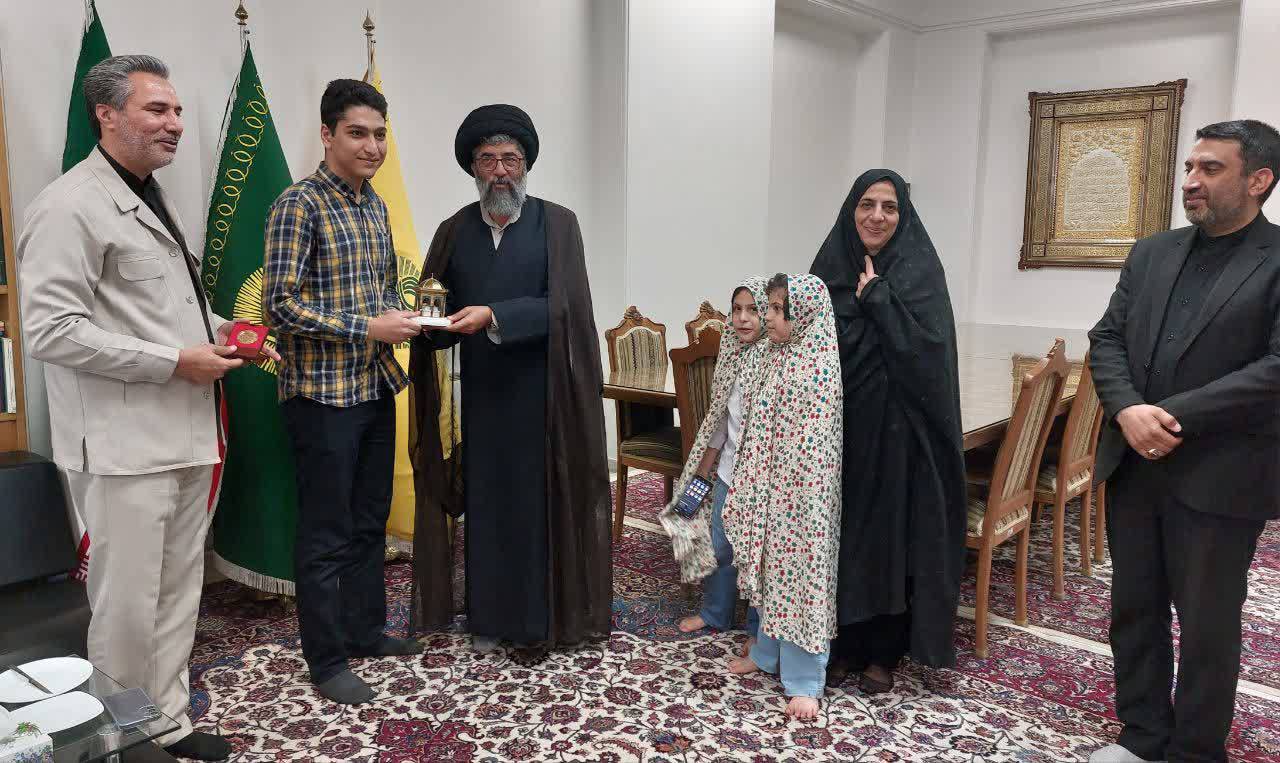  برگزاری مراسم تجلیل از دانش‌آموز مدال‌آور جهانی در کتابخانه حرم رضوی
