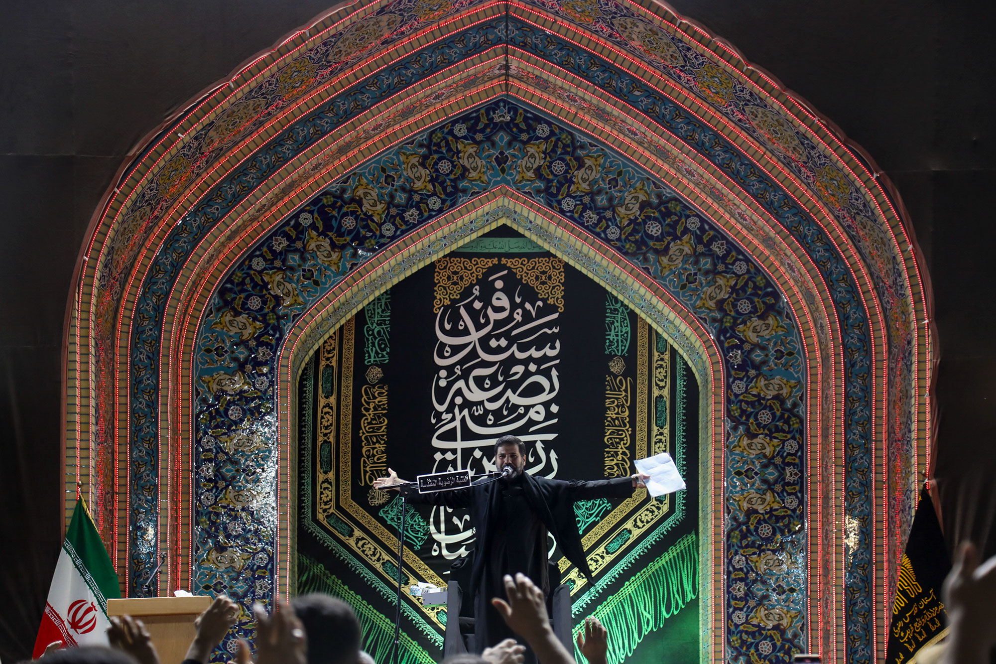 عزاداری زائران عرب زبان در صحن غدیر حرم مطهر رضوی