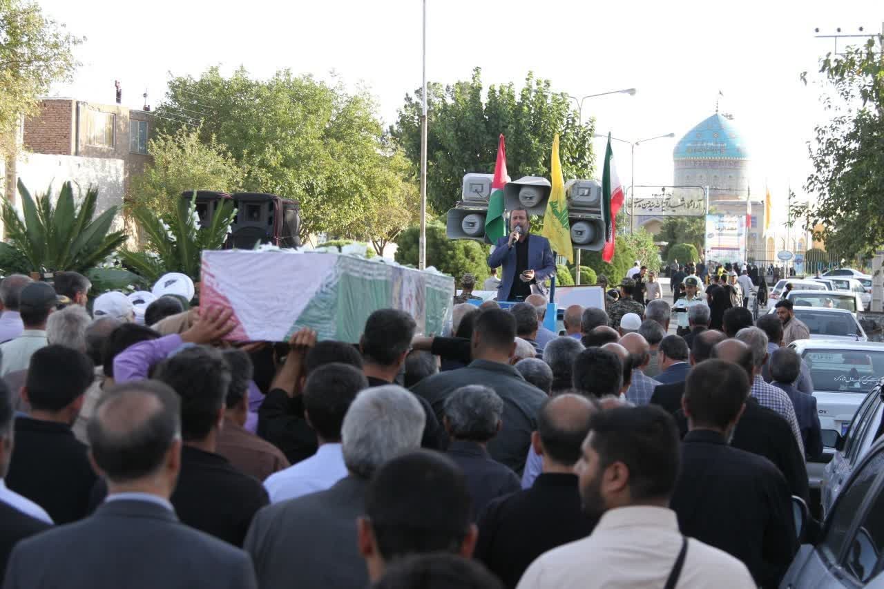 با حضور گسترده مردم، پیکر مطهر جانباز ۷۰ درصد شهید «حاج احمد خدادادی» در زیارتگاه شهید آیت‌الله مدرس (ره) وابسته به سازمان علمی و فرهنگی آستان قدس رضوی تشییع و به خاک سپرده شد.