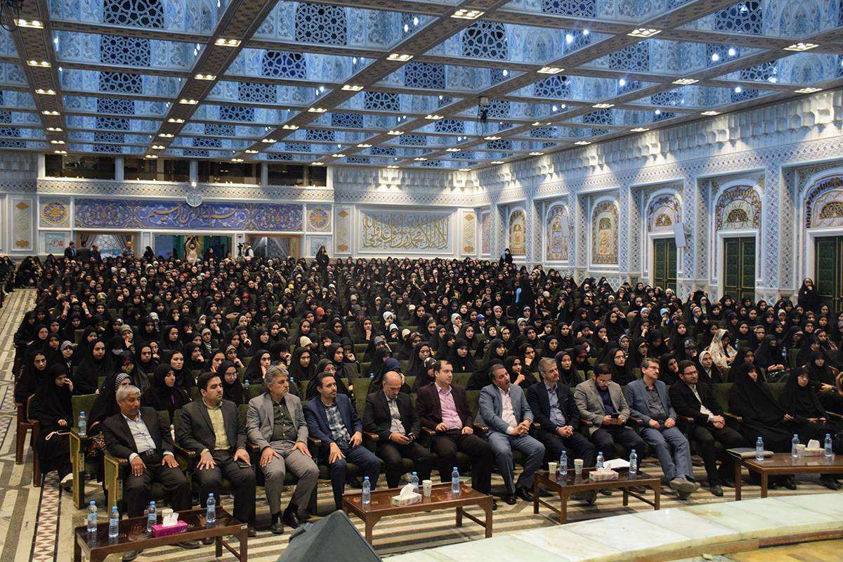 برگزاري آيين معارفه دانشجويان دختر ورودي جديد دانشگاه بین‌المللی امام رضا(ع) در حرم مطهر رضوي