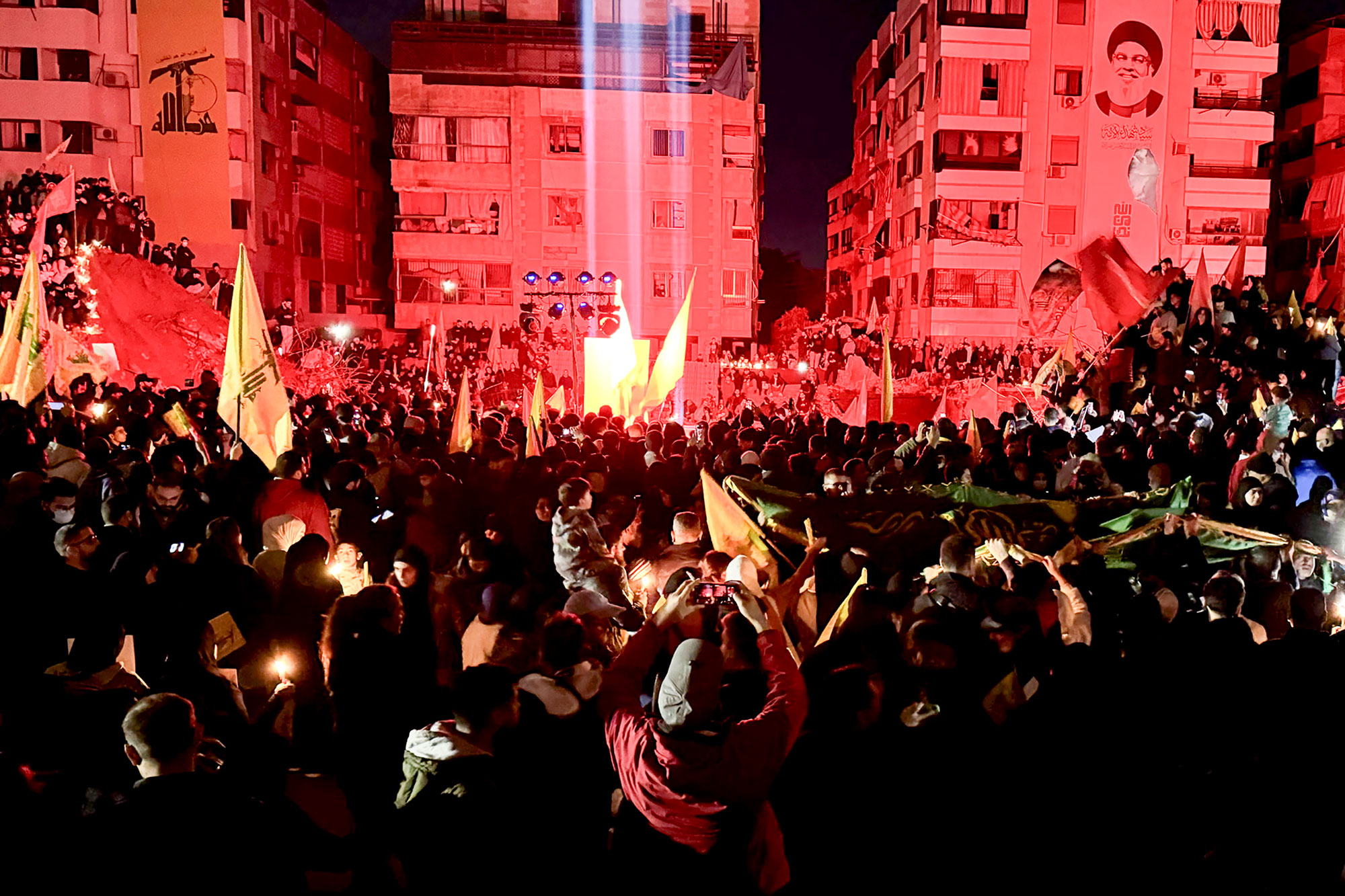 حضور خدام و پرچم گنبد حرم مطهر رضوی در محل شهادت سیدحسن نصرالله