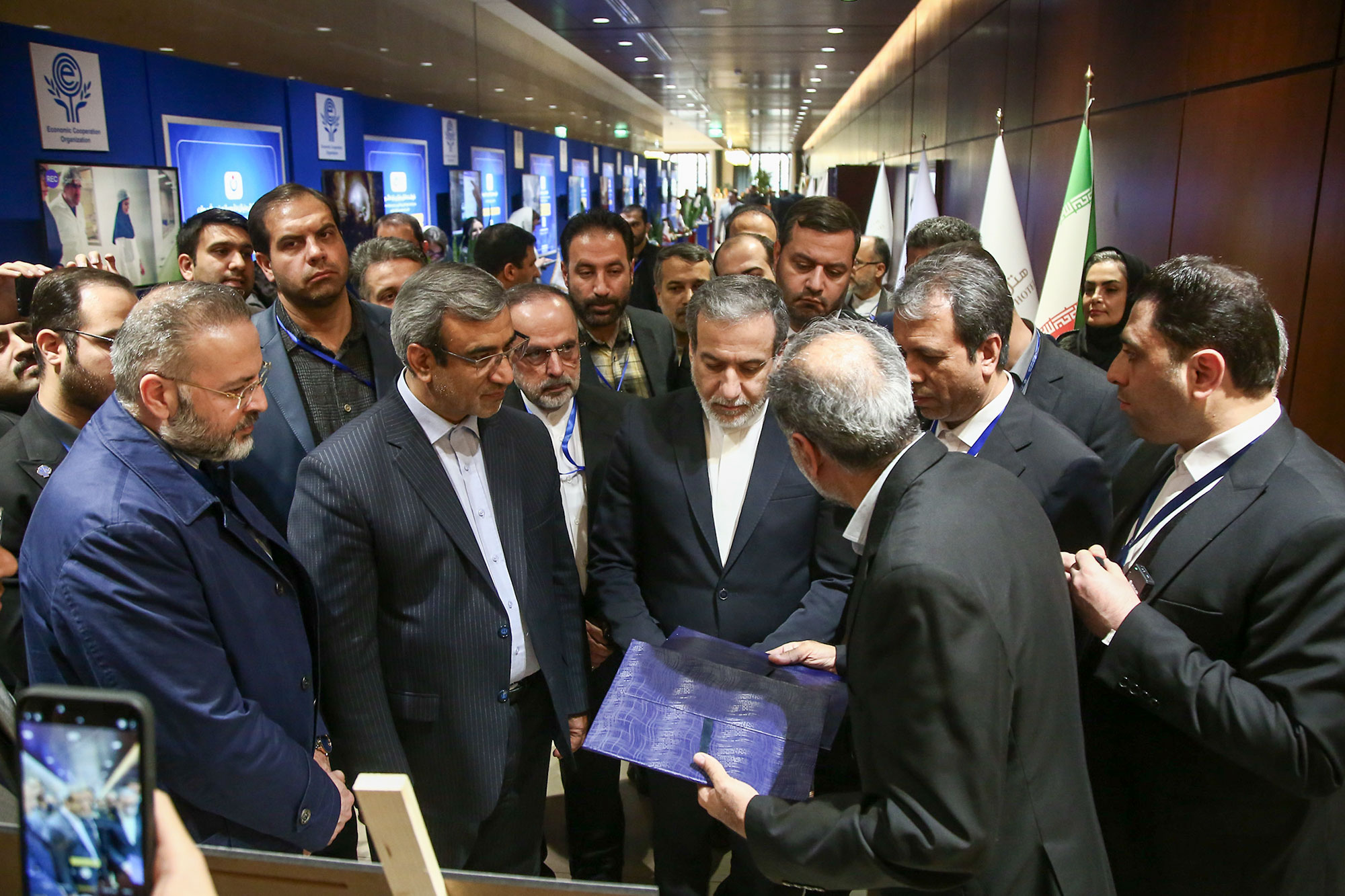بازدید وزیر امور خارجه از نمایشگاه شرکت‌های دانش بنیان