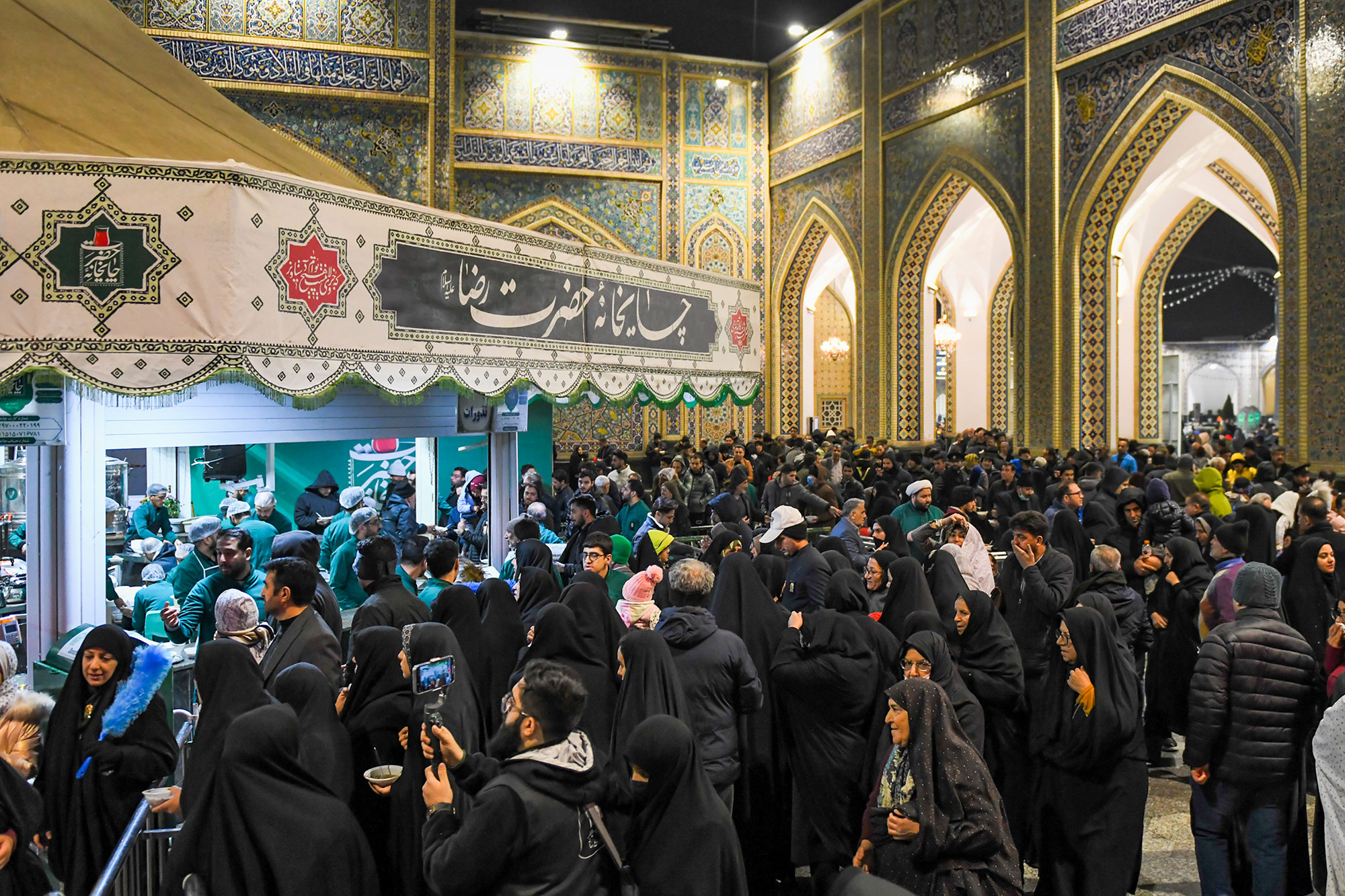 پذیرایی از زائران بارگاه منور رضوی در چایخانه حرم مطهر