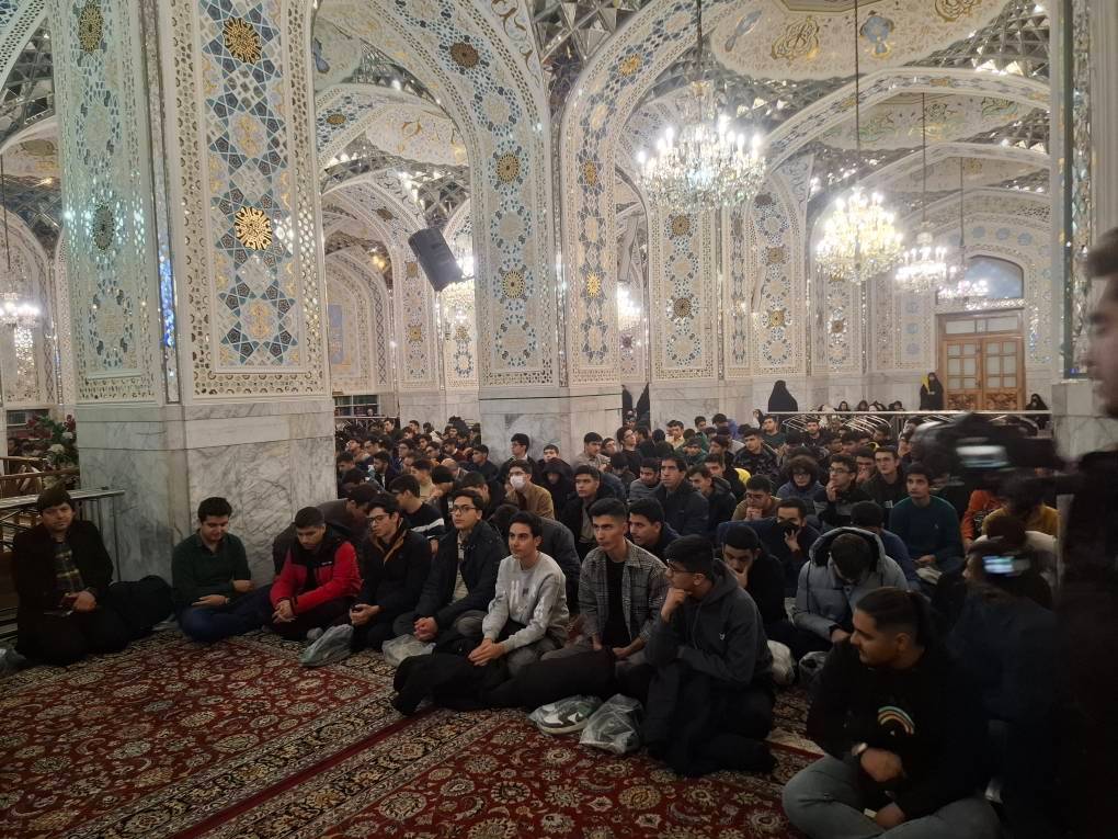 مدال‌آوران المپیاد دانش‌آموزی میهمان حرم عالم آل محمد(ص) شدند 