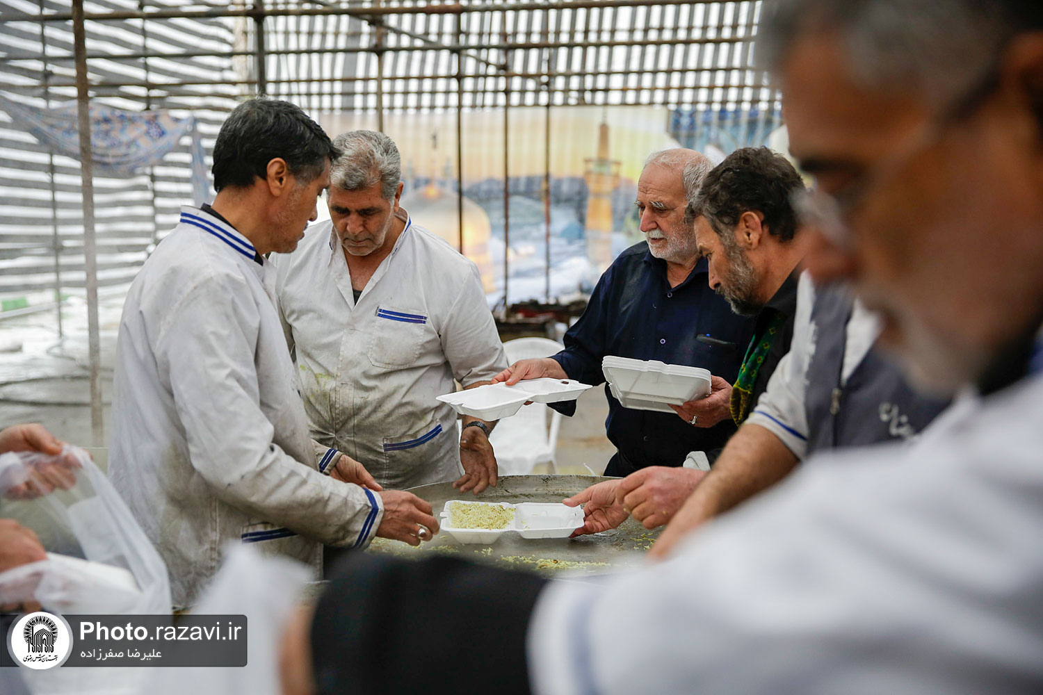 خدمت بی وقفه برای مردم