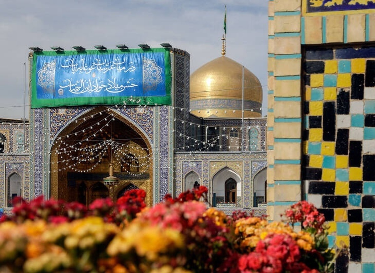 گل‌آرایی ویژه حرم مطهر رضوی به مناسبت میلاد حضرت جوادالائمه(ع)