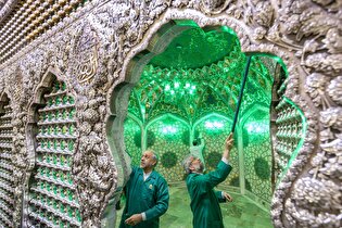 غبارروبی پنجره رواق حضرت معصومه (س) حرم مطهر رضوی