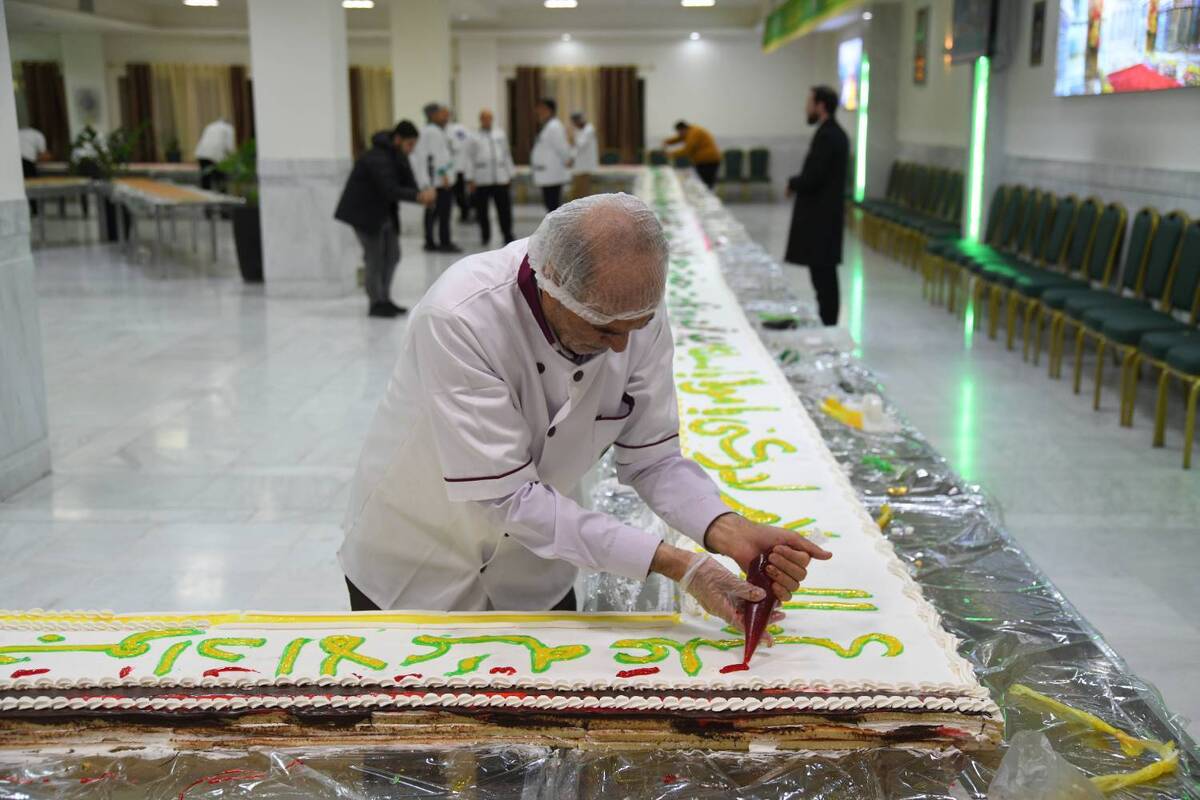 پخت کیک 88متری به مناسبت جشن میلاد امام جواد(ع) در مهمانسرای حضرتی