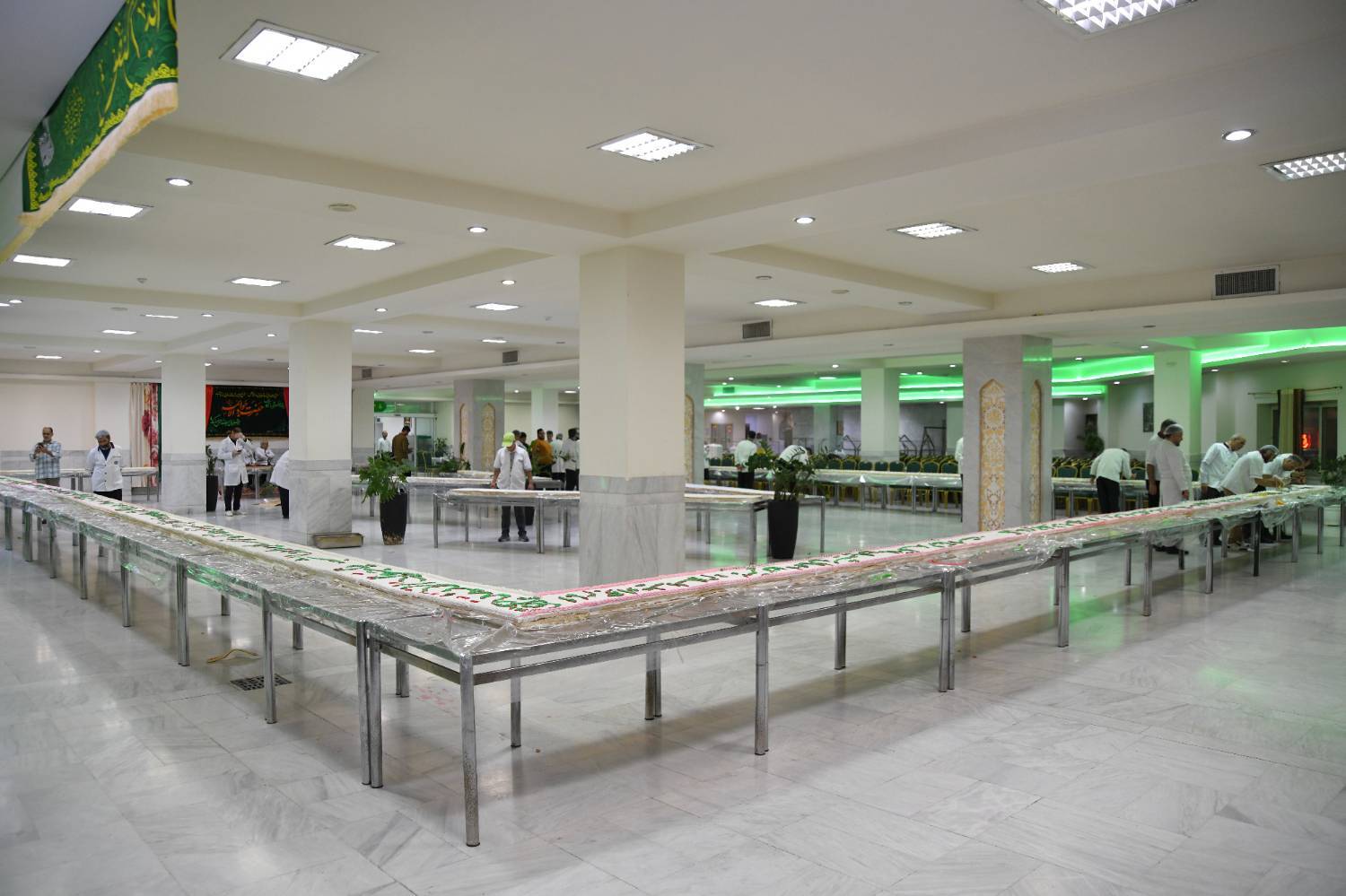 پخت کیک 88متری به مناسبت جشن میلاد امام جواد(ع) در مهمانسرای حضرتی