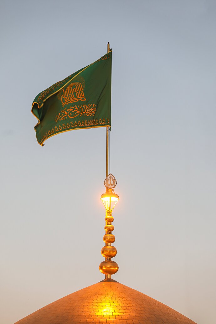 عکس با کیفیت : پرچم گنبد حرم امام رضا علیه السلام