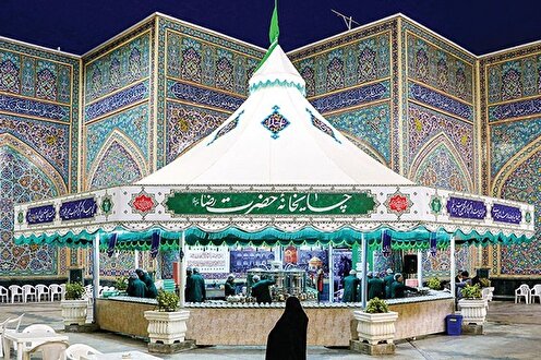 عرض ارادت خادمیاران شاهین شهری درچایخانه صحن امام حسن علیه السلام/فیلم