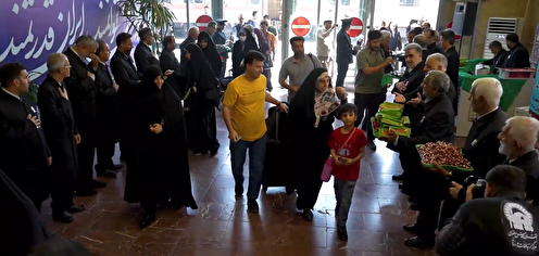 لبخند زائران، پاداش خادمان رضوی در ایستگاه راه‌آهن مشهد