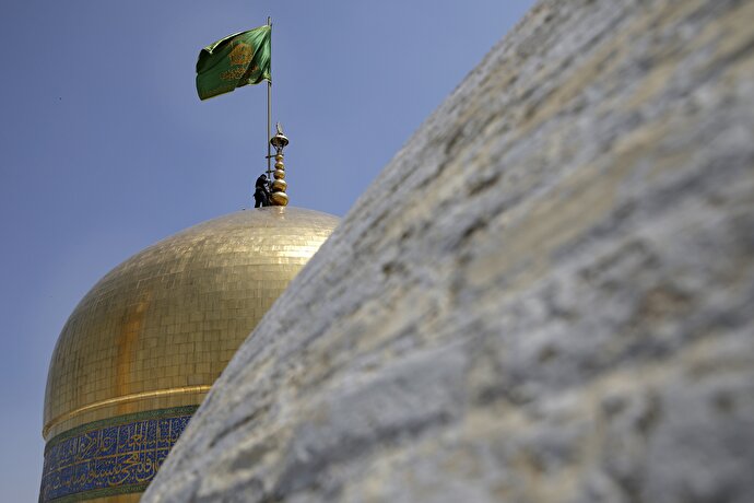 عکس با کیفیت: پرچم گنبد حرم امام رضا علیه السلام