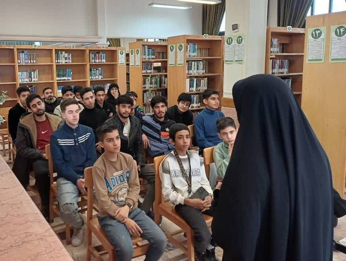 نشست‌های هفتگی «یک فنجان کتاب» در کتابخانه مجتمع فرهنگی امام خمینی (ره) مشهد وابسته به سازمان کتابخانه‌ها، موزه‌ها و مرکز اسناد آستان قدس رضوی، در حال برگزاری است.