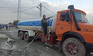 خدمت‌رسانی تانکر آب آستان قدس رضوی به مناطق سیل‌زده شهرستان سیریک