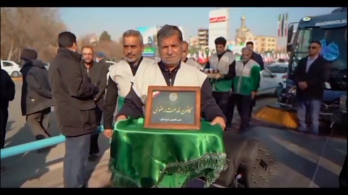 در مراسم باشکوه رونمایی از ۴۰ دستگاه ماشین‌آلات جدید نظافت شهری شهرداری اصفهان، خادمیاران و یاوران کانون رضوی «شمس‌الشموس خیریه کوثر» در کنار خادمین شهر حضور یافتند.  
در این مراسم، کلید خودروها و نبات متبرک توسط خادمیاران به رانندگان اهدا شد.
با یاد و استعانت از امام رضا (ع)، بهره‌برداری از این ماشین‌آلات همراه با شعار زیبای «همه خادم‌الرضاییم». در پل بزرگمهر آغاز شد.