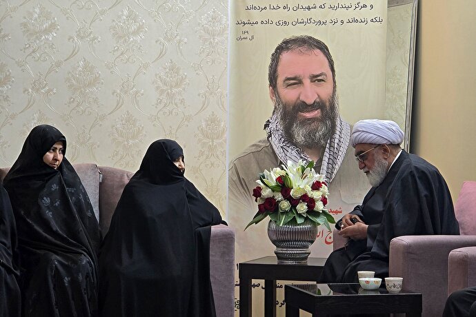 دیدار تولیت آستان قدس رضوی با خانواده شهید فرج‌الله شوشتری