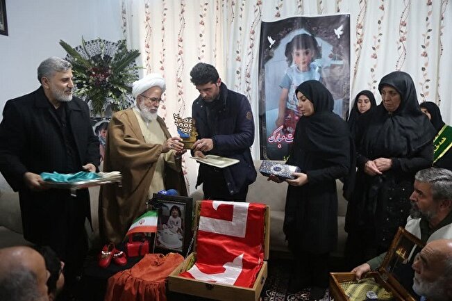 دلجویی خادمیاران رضوی کرمانشاه از خانواده شهیده خردسال ملینا اسدی/ عکس و فیلم