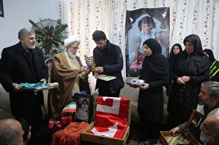 دلجویی خادمیاران رضوی کرمانشاه از خانواده شهیده خردسال ملینا اسدی/ عکس و فیلم