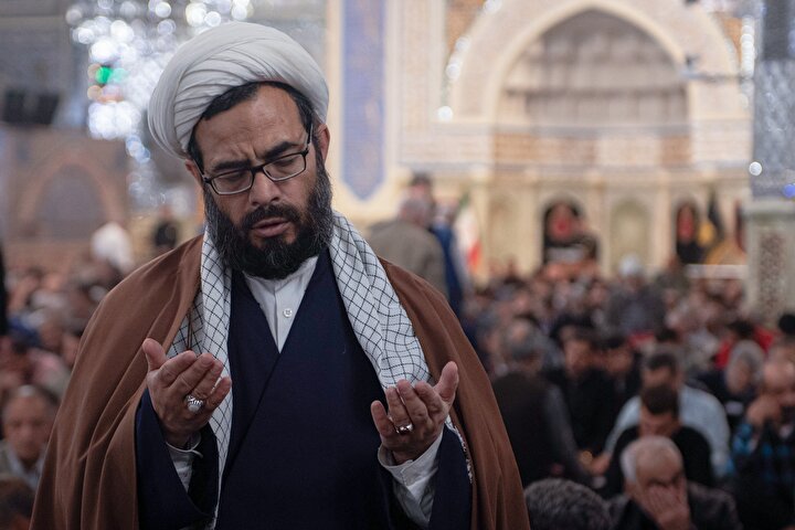 ویژه برنامه لیلةالرغائب در حرم مطهر رضوی