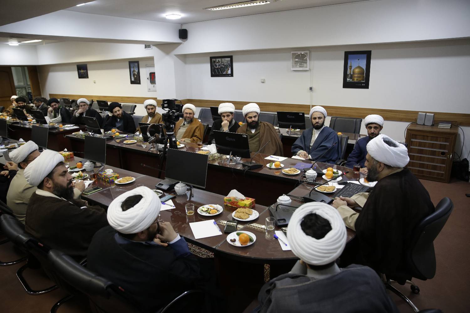 برگزاری نشست تخصصی خطبا با موضوع «مبانی سیره مبارزاتی اهل‌بیت (ع)» در حرم مطهر رضوی