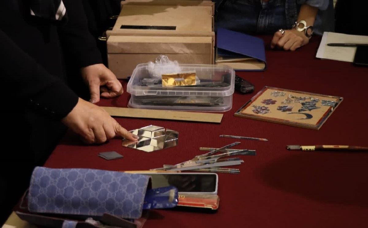 آینه‌کاری سنتی ایرانی، هنری ریشه‌دار در سنت‌های معماری این آب‌وخاک است.در این هنر بی‌بدیل، قطعات کوچک آینه با دقتی مینیاتوری و هندسی بر سطوح مختلف بنا، نصب می‌شود تا با شکست نور در هزاران سطح درخشان، فضایی روحانی، پویا و شکوهمند، خلق شود.