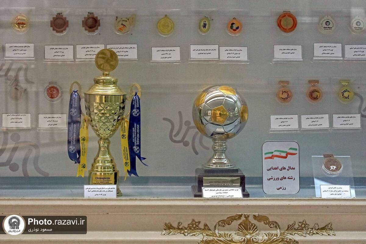 اهدای بیش از ۱۲۰۰ مدال و شیء نفیس به موزه حرم مطهر رضوی