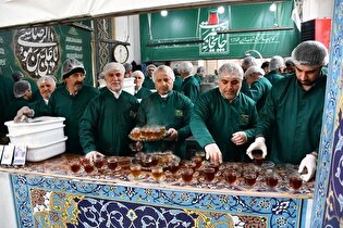 خدمت رسانی خادمین ملایر و همدان در چایخانه صحن غدیر حرم مطهر رضوی/فیلم