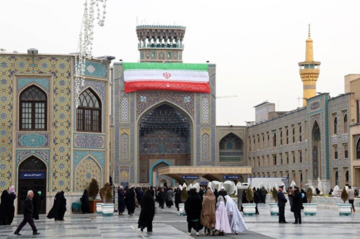 برافراشته شدن پرچم ایران اسلامی و تبلور هویت ملی در صحن و سرای رضوی