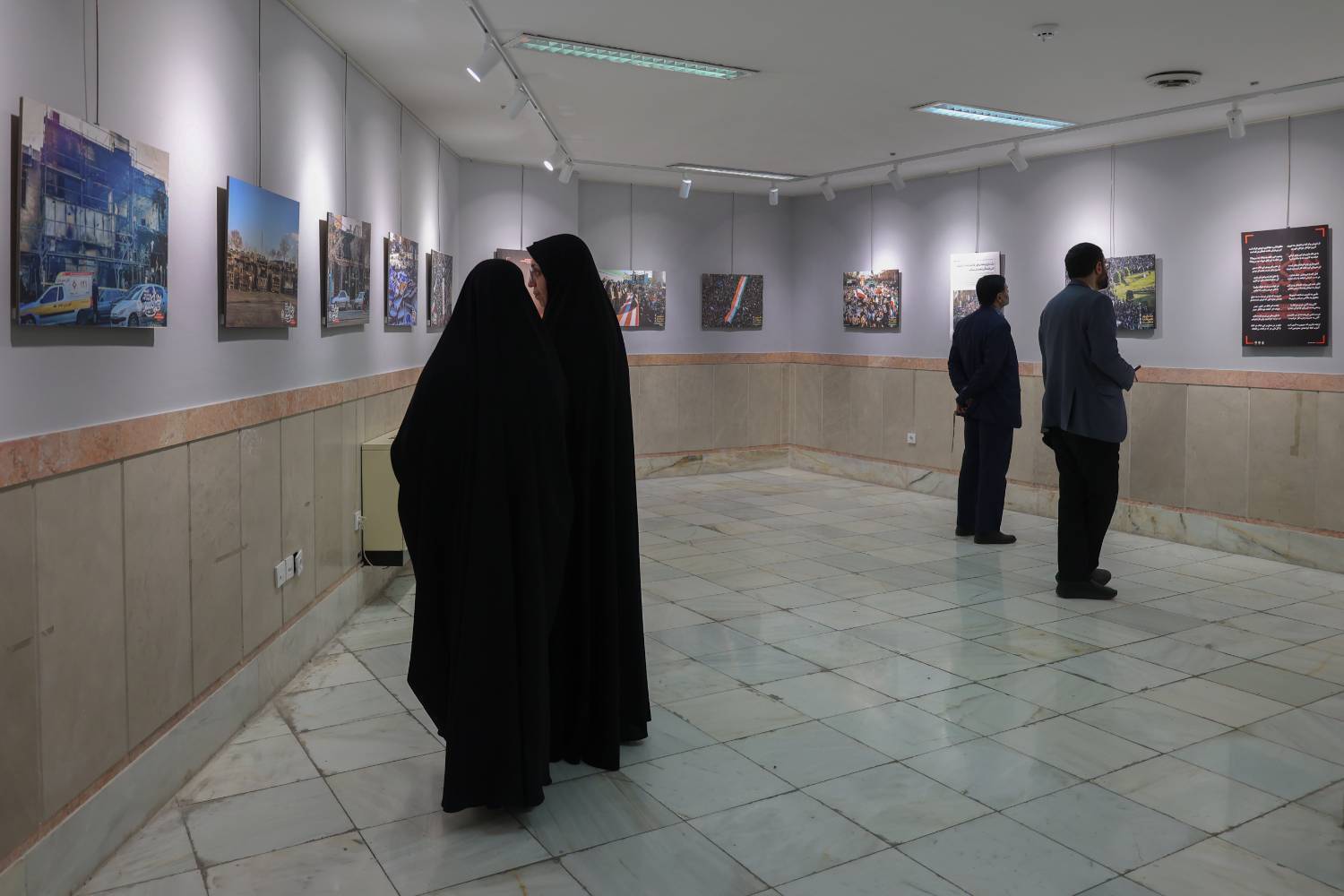 نمایشگاه عکس روز سیزدهم جنگ در موزه حرم رضوی گشایش یافت نمایشگاه عکس روز سیزدهم جنگ در موزه حرم رضوی گشایش یافت