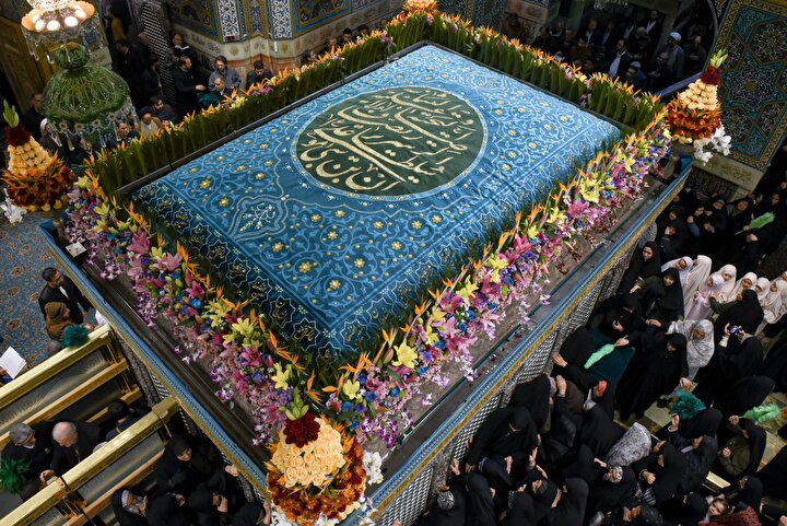 گل‌آرایی ضریح مطهر رضوی به مناسبت نیمه شعبان