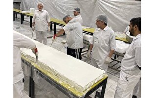 پخت کیک ۵۰۰ متری در حرم رضوی به مناسبت میلاد امام زمان (عج)