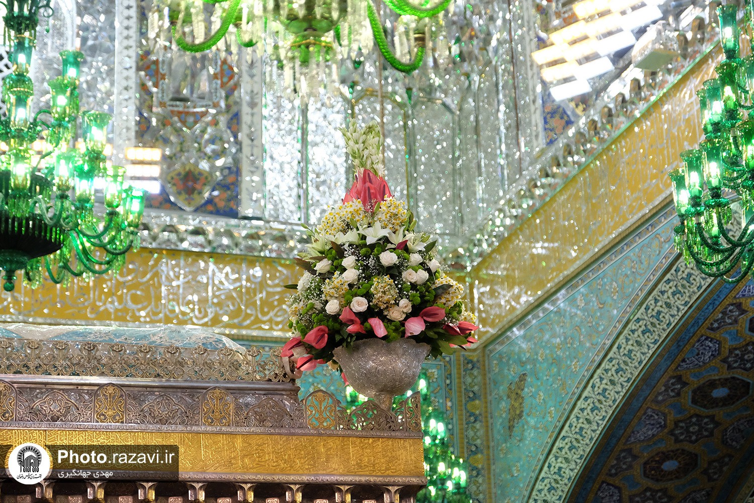 عطر نرگس در صحن‌ها پیچید