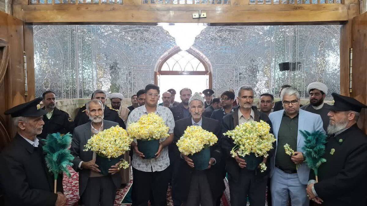 تعویض گل‌های فوق ضریح حضرت حسین بن موسی الکاظم (ع)