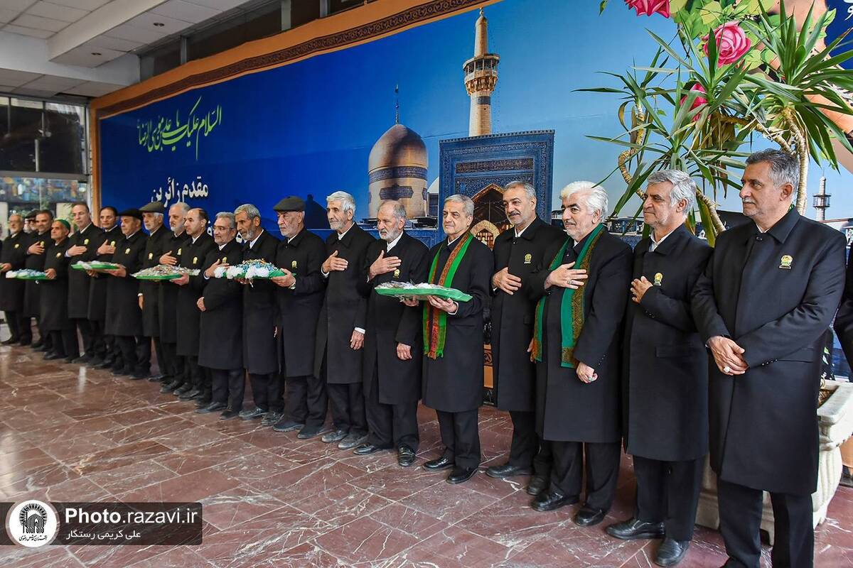 استقبال خادمین امام رضا (ع) از زائران در ایستگاه راه‌آهن مشهد