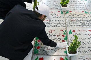 غبارروبی مزار شهدای مدفون در حرم مطهر رضوی