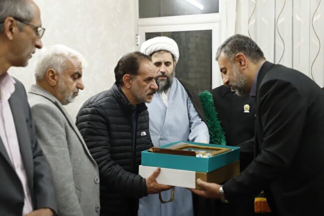 دیدار خادمان رضوی و مسئولان استان اصفهان با خانواده شهدای جنایات اخیر صهیونیستی/گزارش تصویری