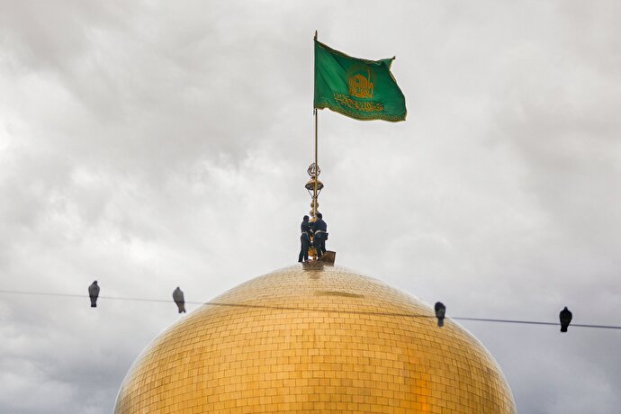 عکس با کیفیت : پرچم گنبد حرم امام رضا علیه السلام