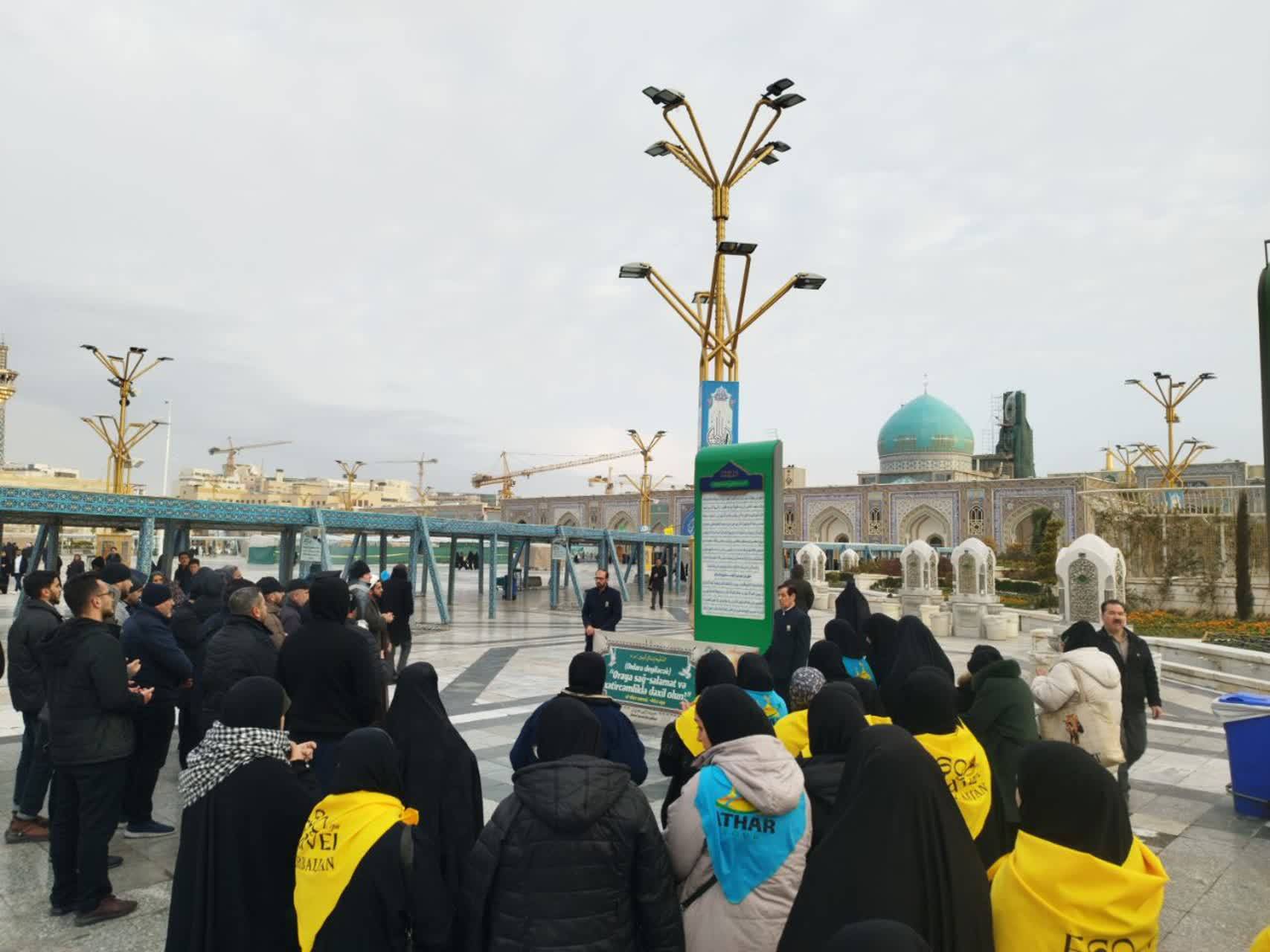 جمعی از زائران آذری زبان به حرم مطهر رضوی مشرف شدند جمعی از زائران آذری زبان به حرم مطهر رضوی مشرف شدند