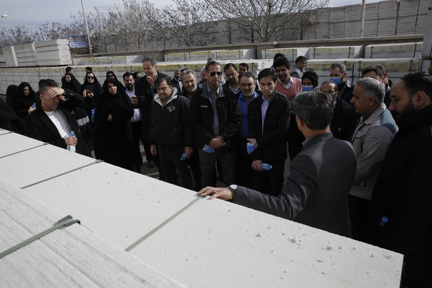 بازدید کارکنان آستان قدس رضوی از کارخانه هبلکس رضوی