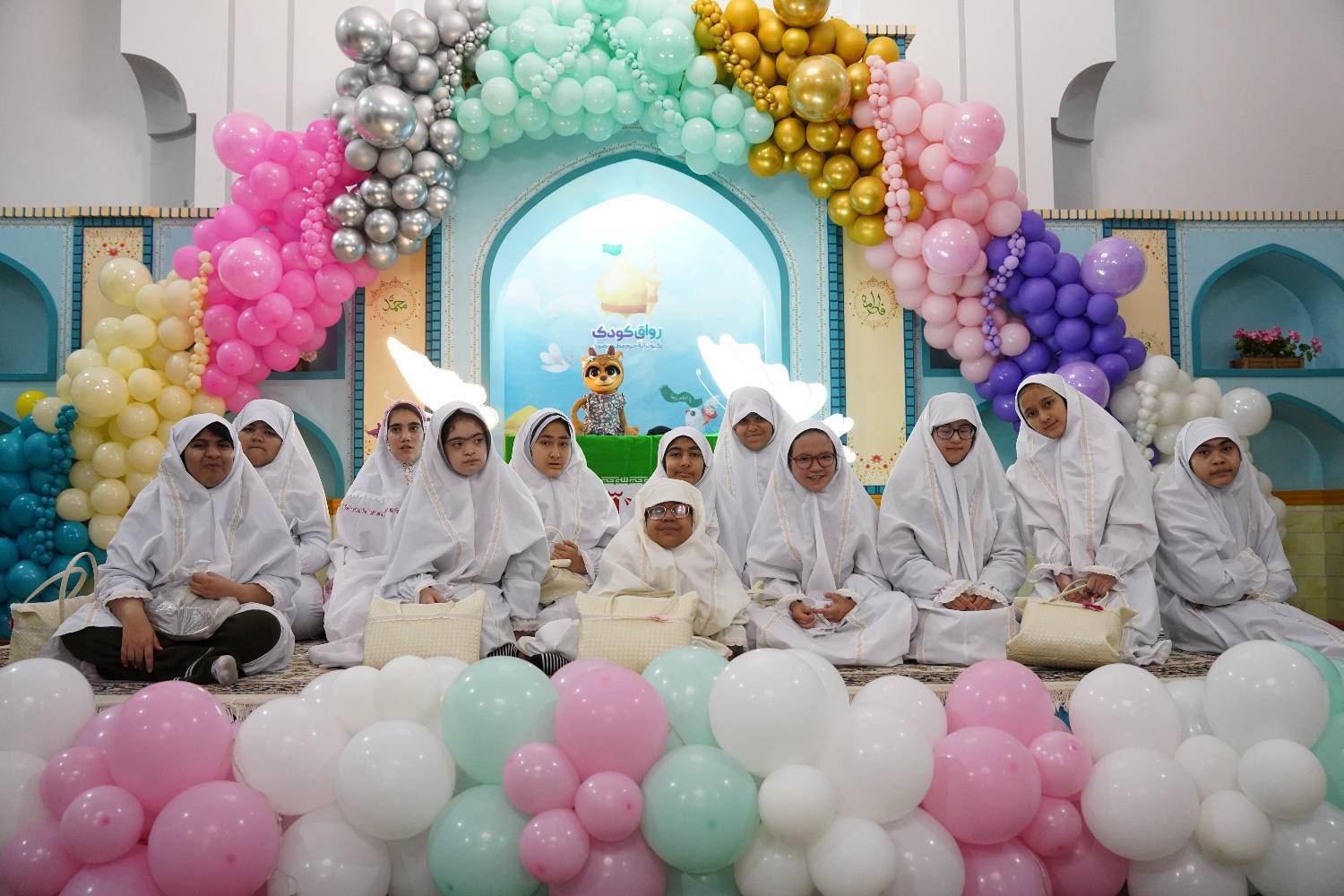 جشن بندگی دختران مدارس استثنایی در کنار امام مهربانی‌ها