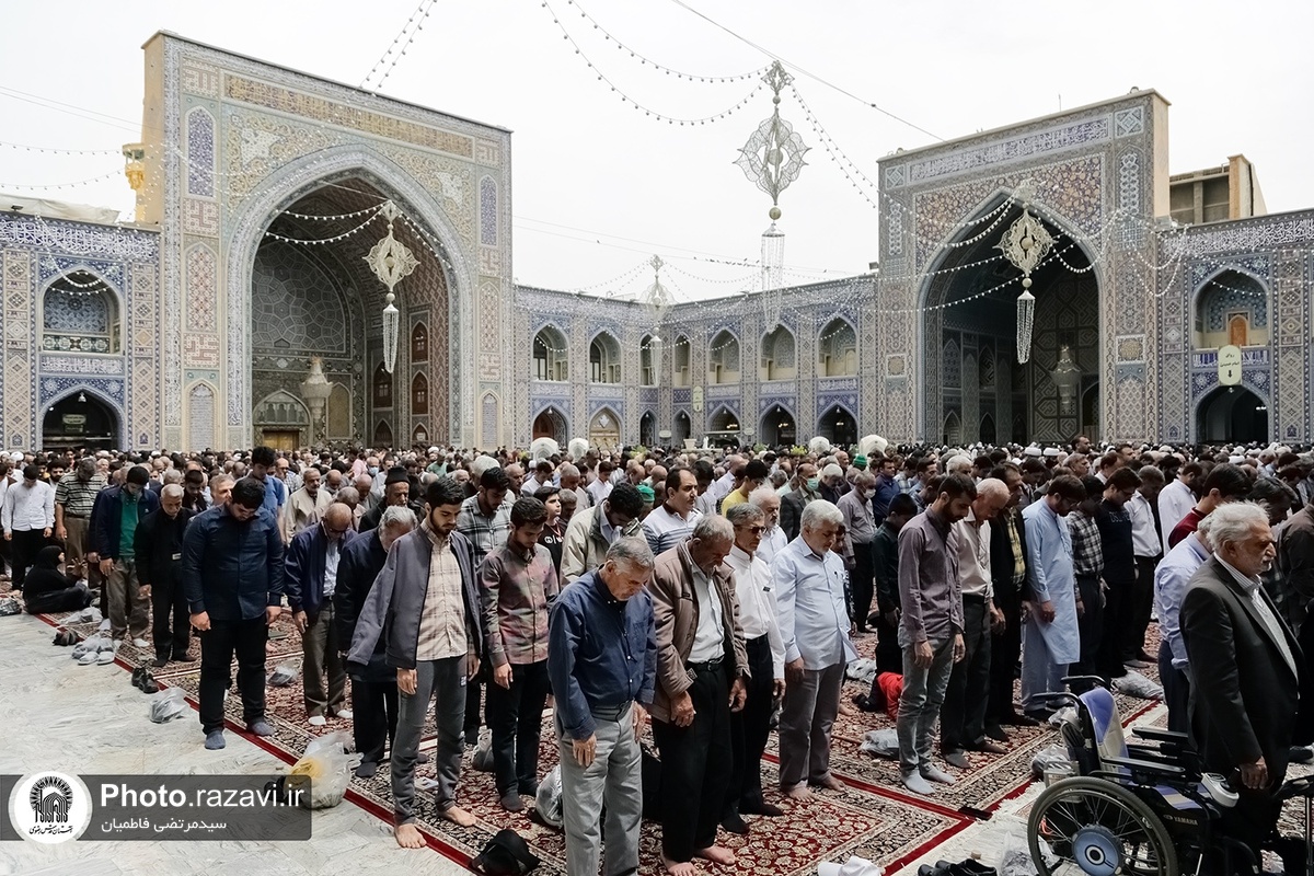 اقامه نماز شکر در حرم مطهر رضوی به پاس حضور میلیونی ملت ایران در راهپیمایی ۲۲ بهمن