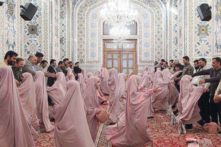 جشن عبادت دانش‌آموزان مدرسه مرآت در حرم مطهر رضوی