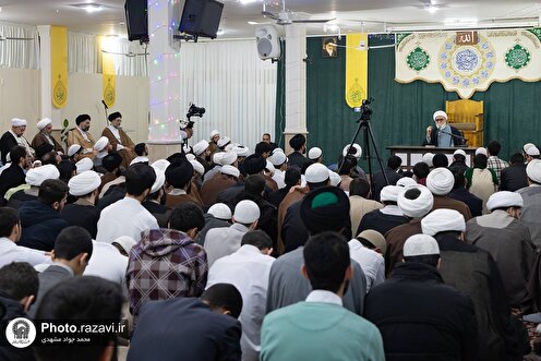 هرچه از انقلاب می‌گذرد، زنده‌تر و اثرگذارتر می‌شود | روحانیت در خط مقدم دفاع فکری و فرهنگی از انقلاب هستند