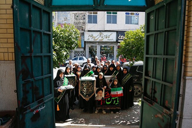 اهدای قرآن به مسجدالرضا شیراز از سوی خادمیاران رضوی/گزارش تصویری