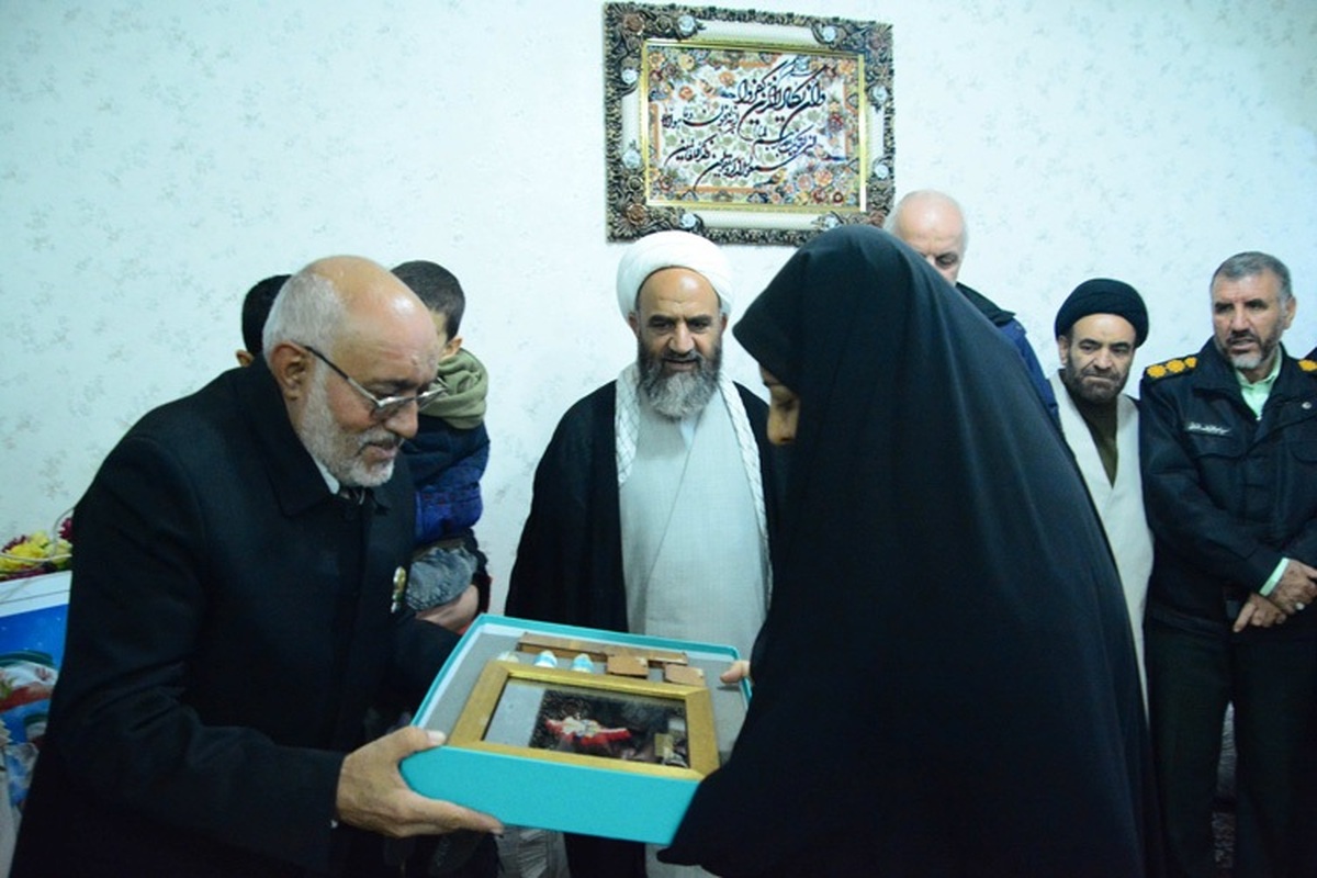 تجلیل آستان قدس رضوی از صبر و استقامت خانواده‌های شهدای امنیت در فارس/ گزارش تصویری