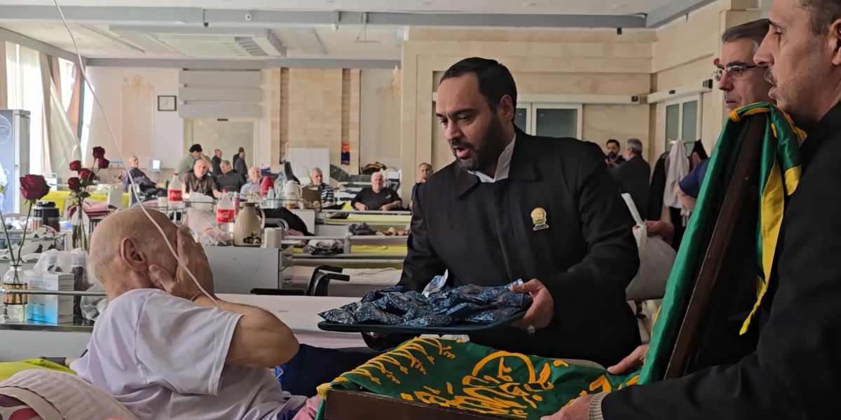 به مناسبت ولادت باسعادت حضرت ابوالفضل العباس(ع) و روز جانباز، جمعی از خادمان حرم مطهر رضوی با حضور در آسایشگاه جانبازان و با همراه داشتن پرچم متبرک آستان قدس رضوی، به مقام جانبازان سرافراز ادای احترام کردند.