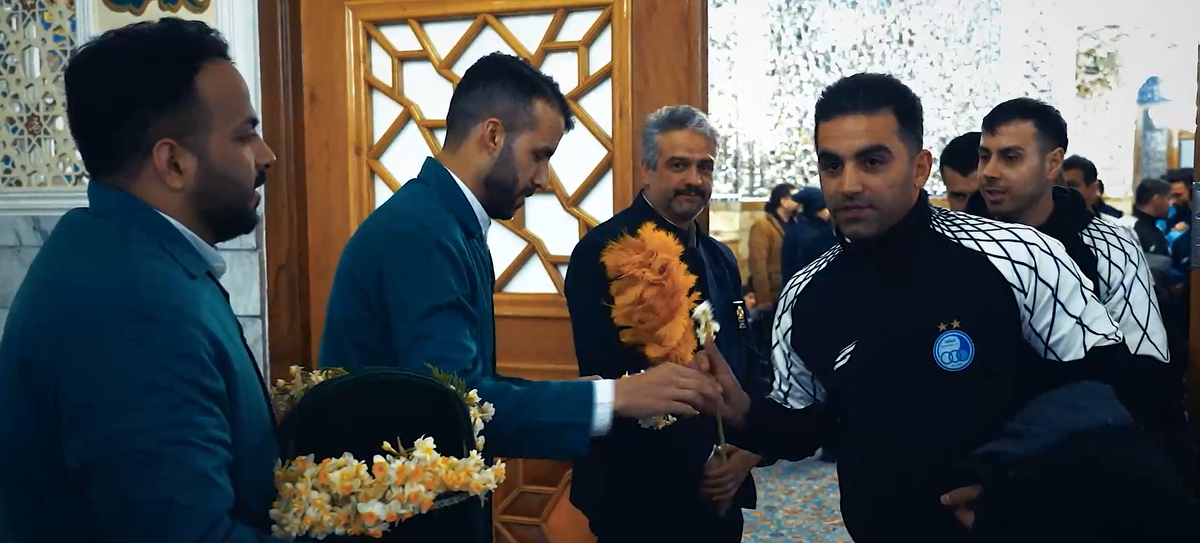 بازیکنان تیم فوتسال استقلال ایران ،به حرم مطهر رضوی آمدند تا پابوسی شان سرآغازی برای موفقیت های آينده باشد.